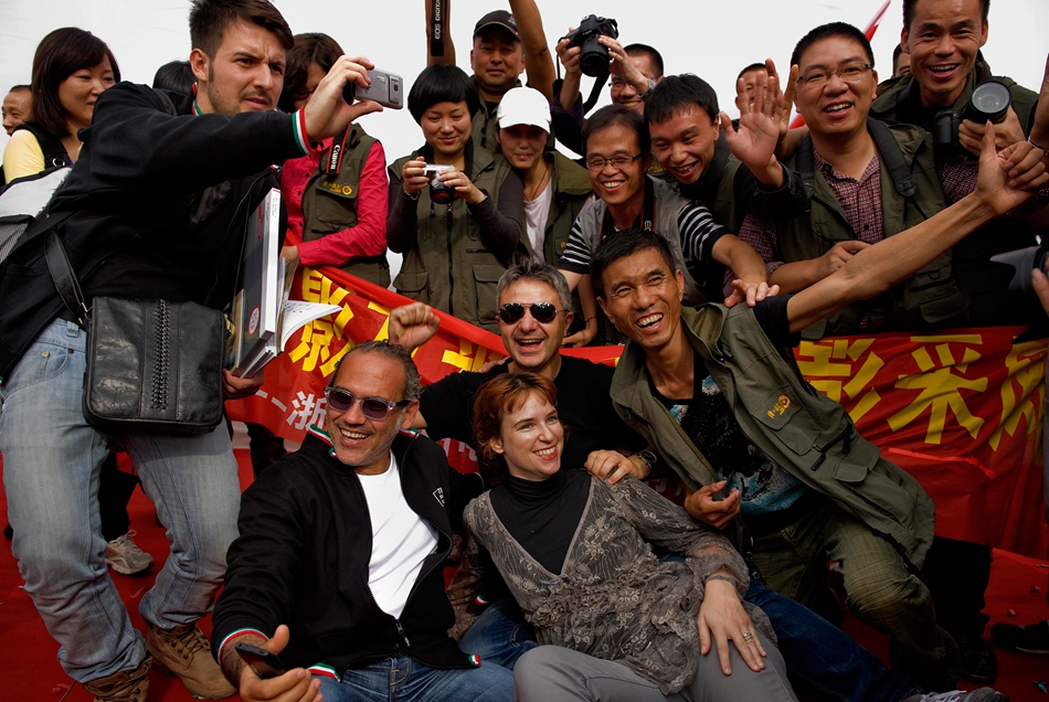2011年，全球各地攝影人在麗水合照。麗水市委宣傳部供圖