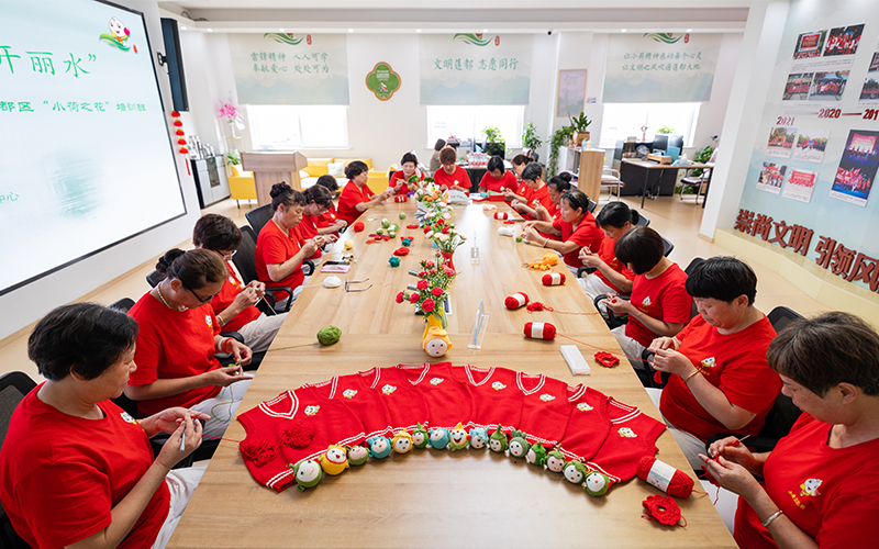 開設“小荷之花”編織輔導班。蓮都區委宣傳部供圖