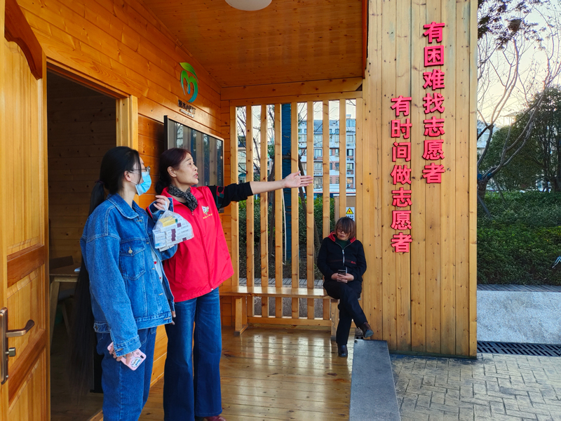 小荷志愿者為外地游客指路。蓮都區委宣傳部供圖