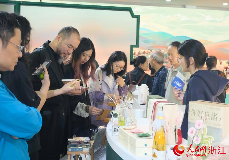 良渚博物館展位前，游客紛紛駐足。人民網 程欣攝