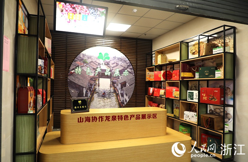 新塍菜場設立特色農產品直播間。人民網 方彭依夢攝