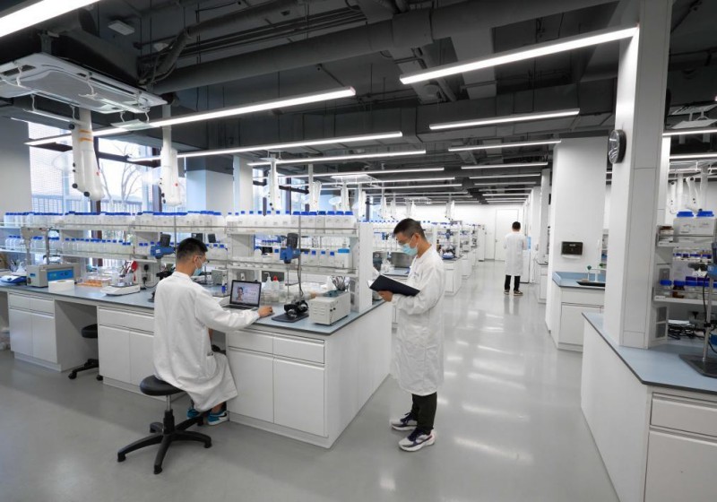 杭州龍塢研發中心內，研發團隊正在進行數據比對。受訪者供圖