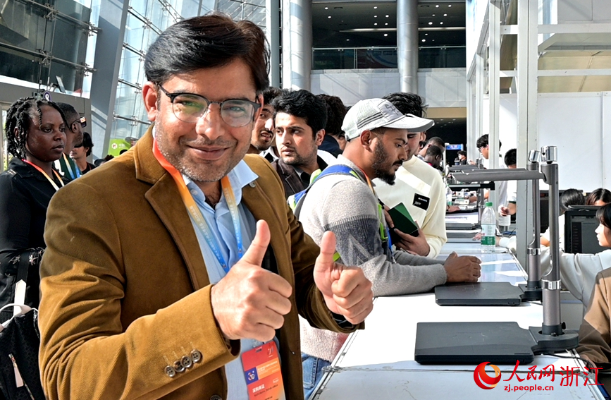 外國采購商進行報名登記。人民網記者 張麗瑋攝