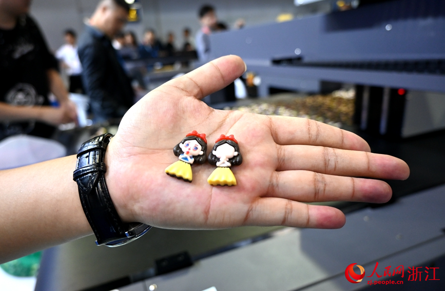 新技術確保印刷上色可精準到位。人民網記者 張麗瑋攝