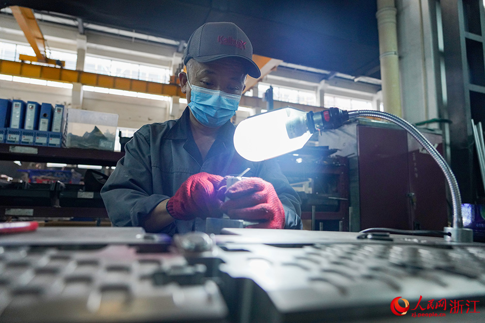 工人在生產線上有條不紊地忙碌著。人民網 章勇濤攝