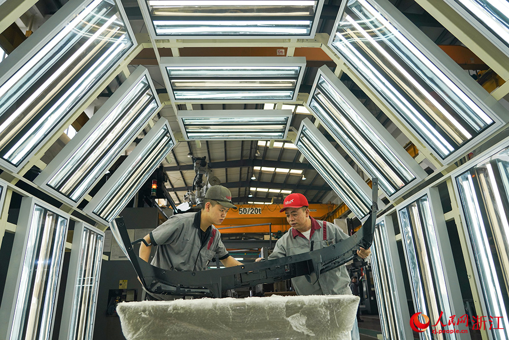 工人在生產線上有條不紊地忙碌著。人民網 章勇濤攝