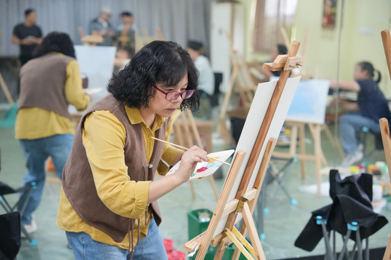 學員正在認真作畫。寧波前灣新區供圖