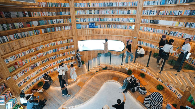 咖啡館內的書房免費為游客開放。傅奕佳攝