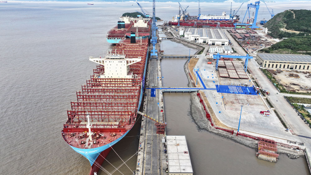 全球首艘馬士基大型集裝箱船甲醇雙燃料改裝項目在舟山普陀交付。楊義鴻攝