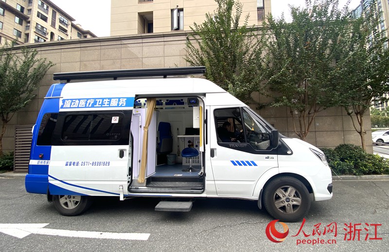 余杭二院醫共體“5G+健康共富直通車”開進社區。人民網 方彭依夢攝