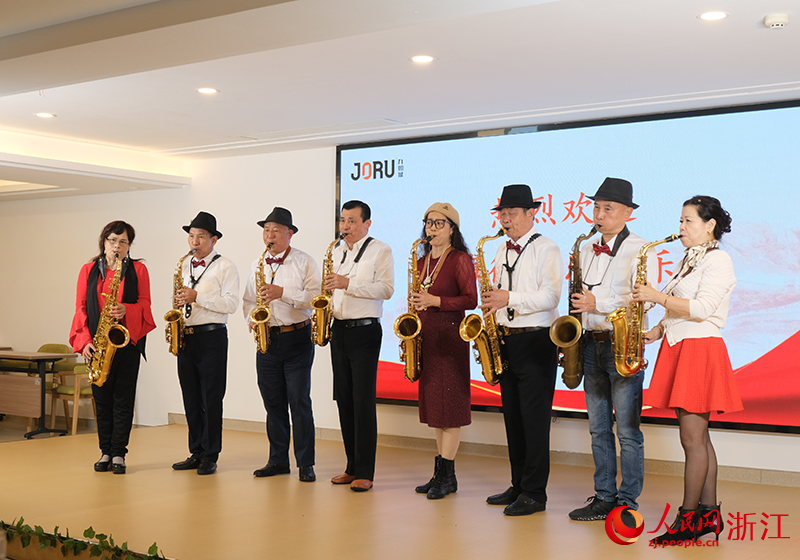 譚方方（右一）已經是第四次來到南潯旅居。人民網 程欣攝