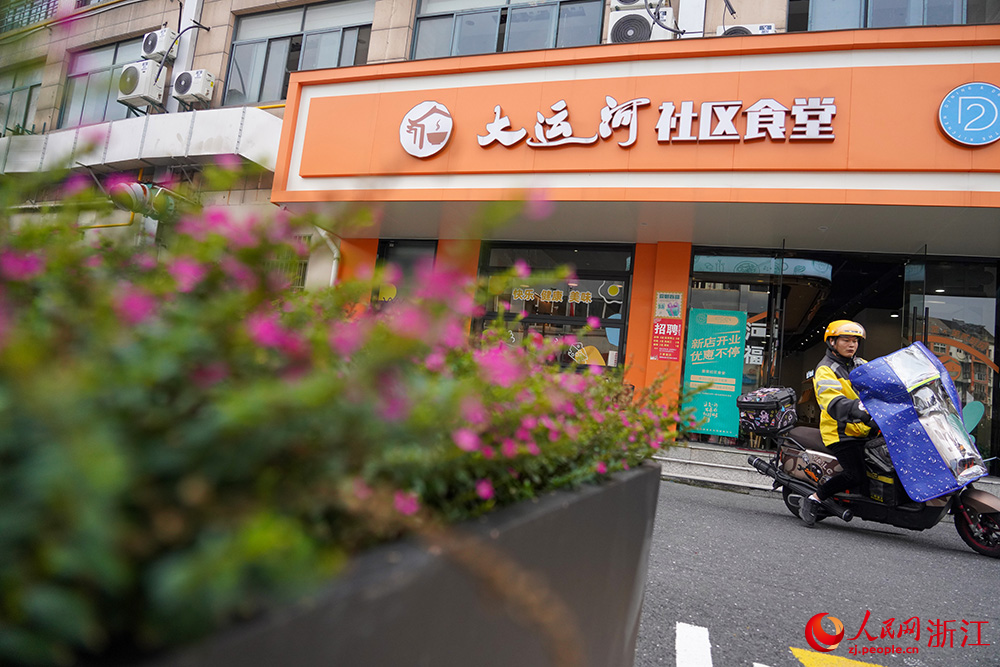 社區食堂上線外賣平臺，外賣小哥直接送餐到家。人民網 章勇濤攝