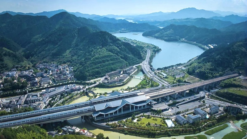 千島湖站緊臨蕩漾綠水，倚靠盎然青山。葉飛攝