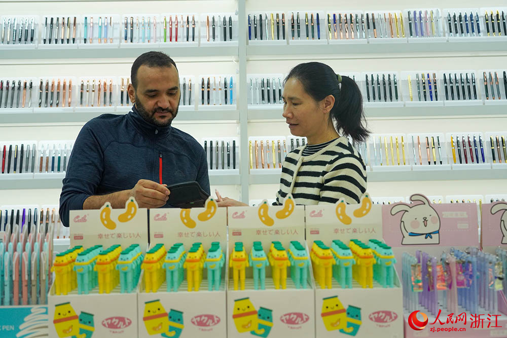 在浙江義烏國際商貿城，客商正在洽談采購。人民網 章勇濤攝