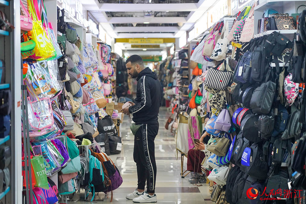 在浙江義烏國際商貿城，客商正在采購商品。人民網 章勇濤攝