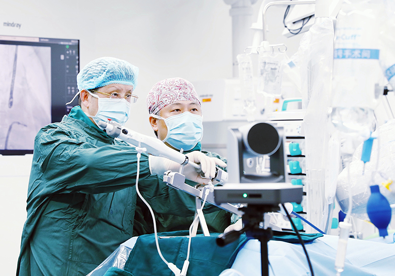 王建安院士帶領團隊為患者進行經導管三尖瓣修復術。浙大二院供圖