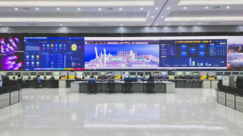 鎮海煉化現代化的智能工廠中央控制室，實現生產裝置高度自動化。中國石化供圖