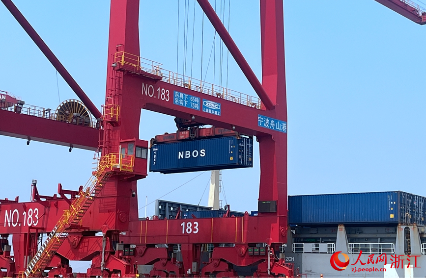 裝運好的中國小商品源源不斷地被運至全球各地。人民網記者 張麗瑋攝