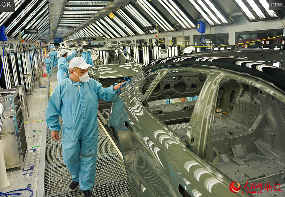 寧波前灣新區極氪汽車智慧工廠新能源汽車生產線上一片忙碌。人民網 章勇濤攝
