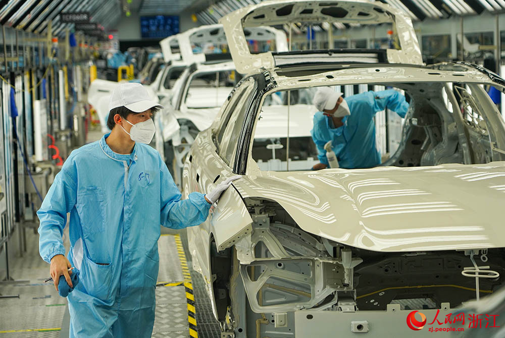 寧波前灣新區極氪汽車智慧工廠新能源汽車生產線上一片忙碌。人民網 章勇濤攝