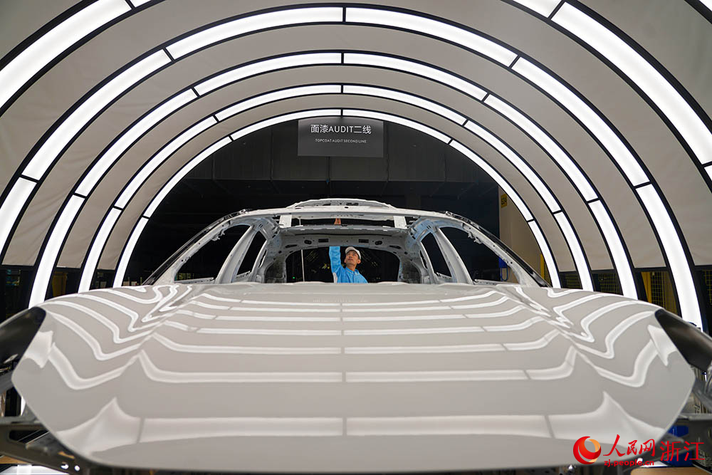 寧波前灣新區極氪汽車智慧工廠新能源汽車生產線上一片忙碌。人民網 章勇濤攝