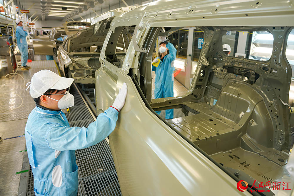 寧波前灣新區極氪汽車智慧工廠新能源汽車生產線上一片忙碌。人民網 章勇濤攝