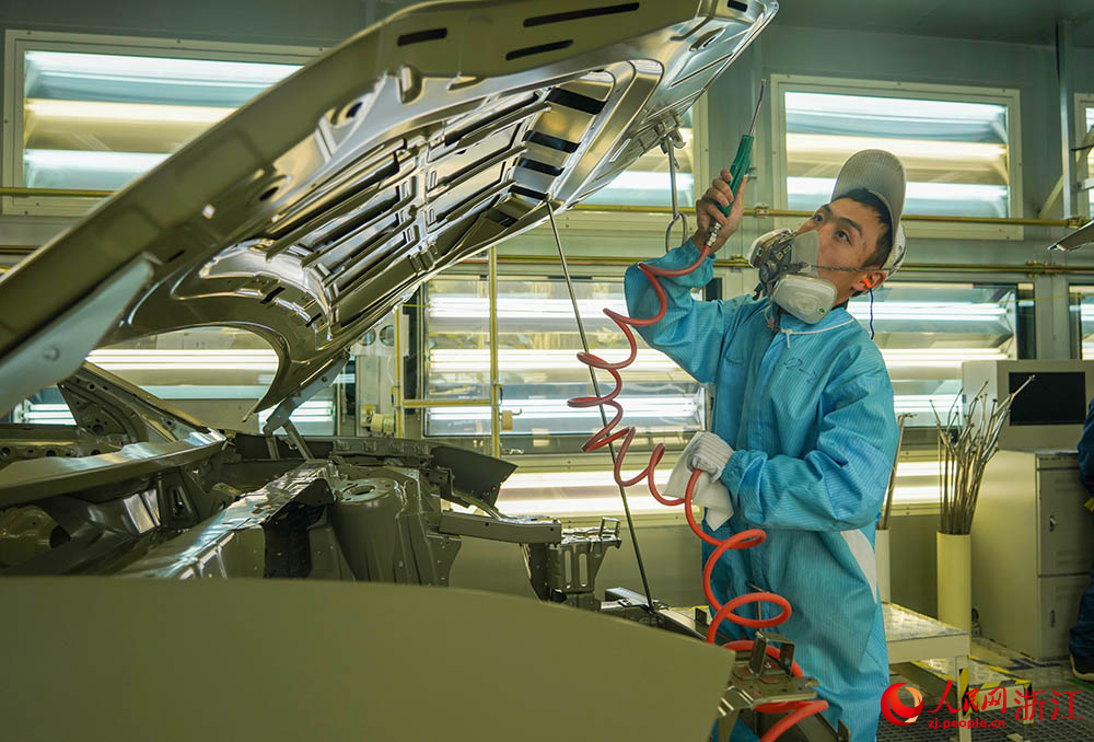 寧波前灣新區極氪汽車智慧工廠新能源汽車生產線上一片忙碌。人民網 章勇濤攝