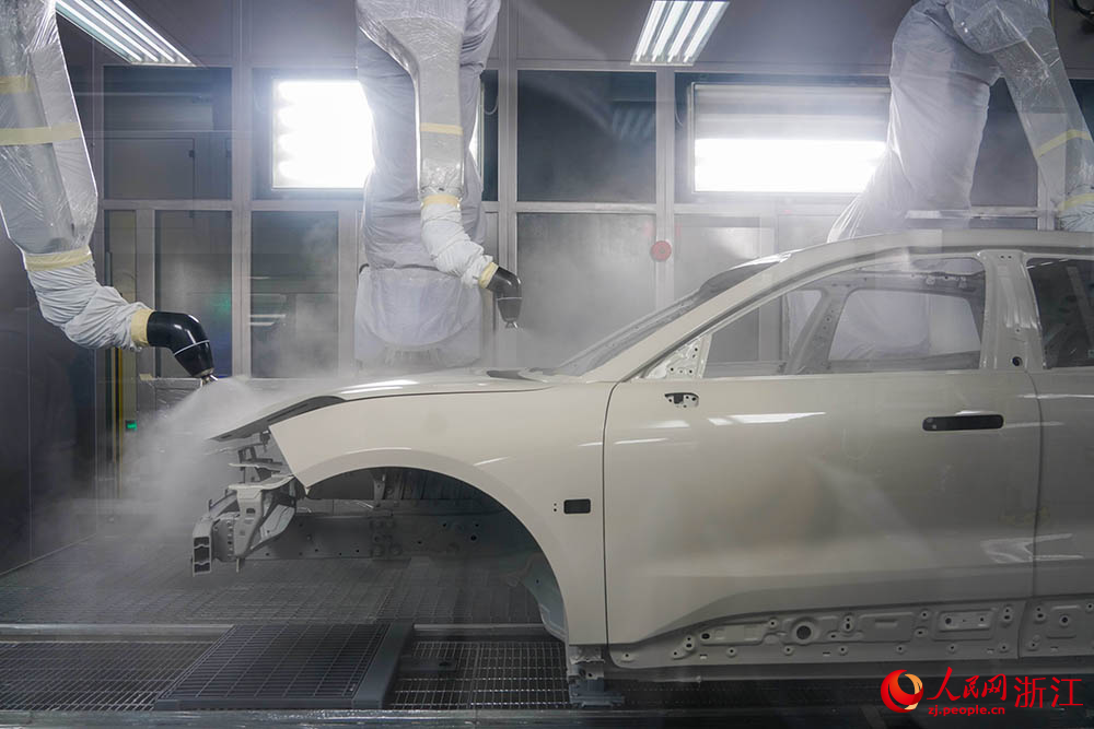 寧波前灣新區極氪汽車智慧工廠新能源汽車生產線上一片忙碌。人民網 章勇濤攝