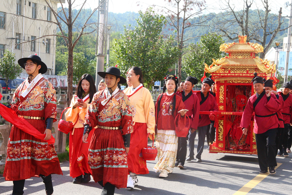 近日，一場別具特色的中式傳統婚禮在浙江臨海小芝鎮熱鬧舉行。孫千千攝