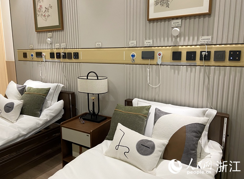 智能化電動床的上方，配備了毫米波雷達等智能助老設備。人民網 方彭依夢攝