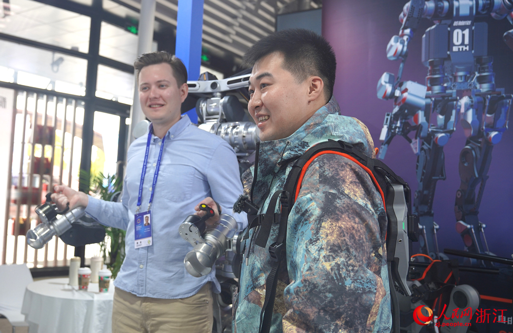 觀眾體驗外骨骼機器人的使用。人民網 方彭依夢攝