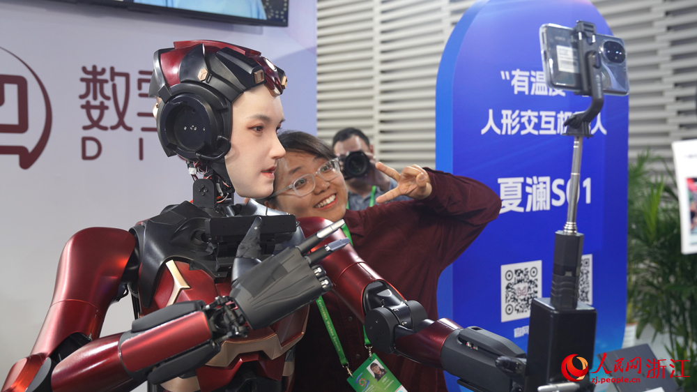 觀眾與機器人一起自拍。人民網 方彭依夢攝