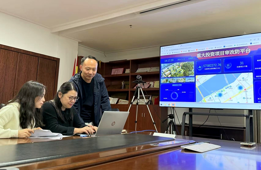 余正兵（左一）講解用法。受訪者供圖