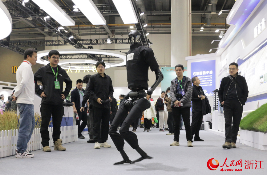 兩足農業機器人吸引人們的目光。人民網記者 王麗瑋攝