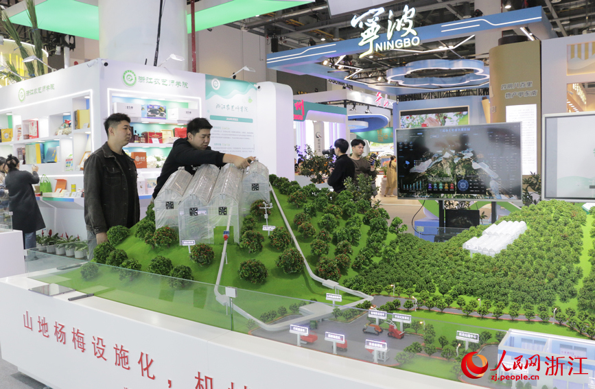 山地楊梅設施化、機械化、數字化生產技術模式展示。人民網記者 王麗瑋攝