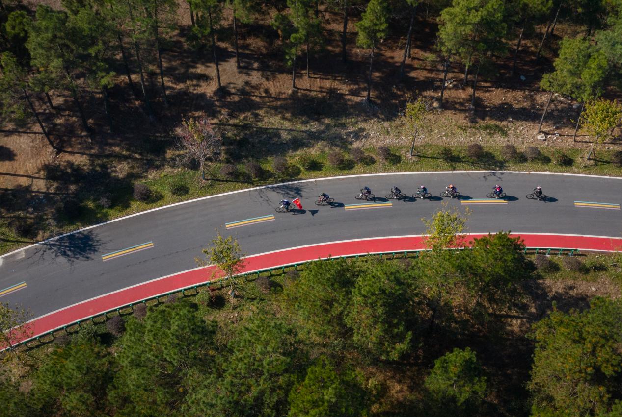 高標準建設的農村道路，吸引市民騎行健身。呂華攝