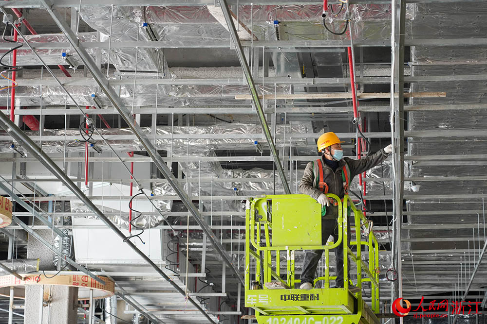 麗水南城運動綜合體項目建設正全力推進裝飾裝修、體育工藝安裝及室外配套等環節。人民網 章勇濤攝