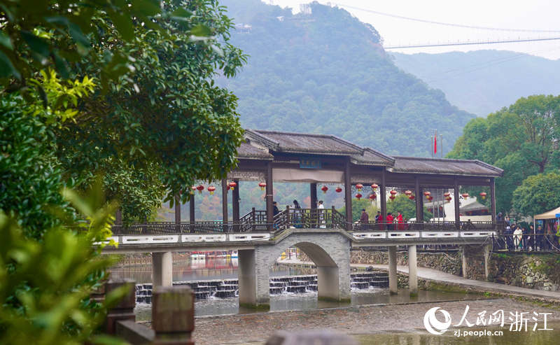 雙龍廊橋是巖下潘村的標志性景點。人民網記者 郭揚攝