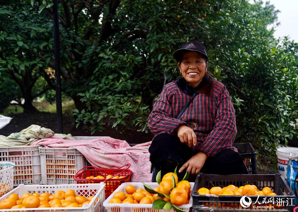 售賣柑橘的果農。人民網記者 郭揚攝