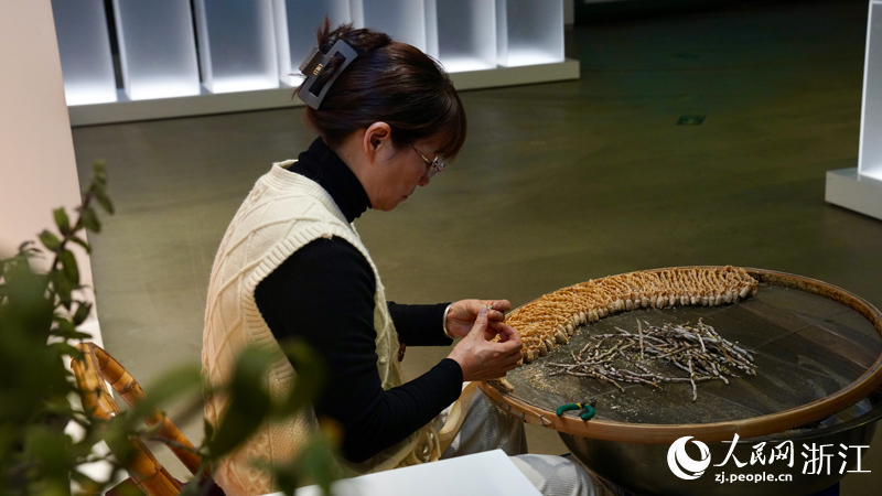 村民正在將收割來的石斛進行捆扎處理。人民網記者 郭揚攝