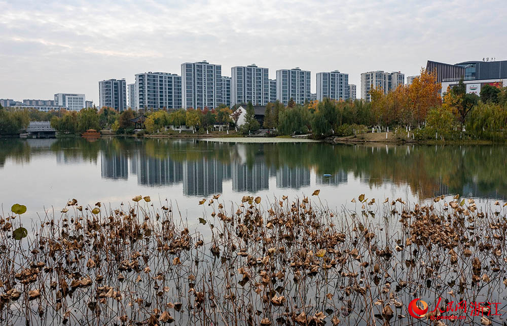 小區緊鄰桃花湖公園。人民網 章勇濤攝