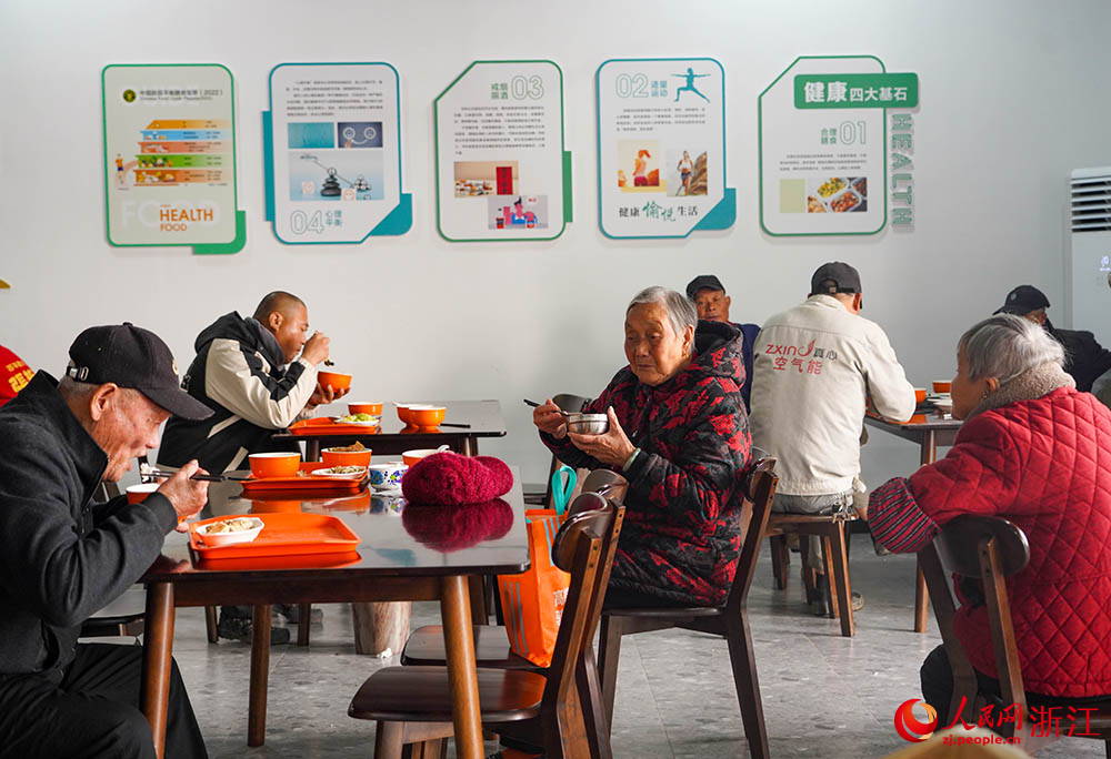 在杭州市上城區丁蘭街道皋城村，老年人在幸福鄰里食堂就餐。人民網 章勇濤攝