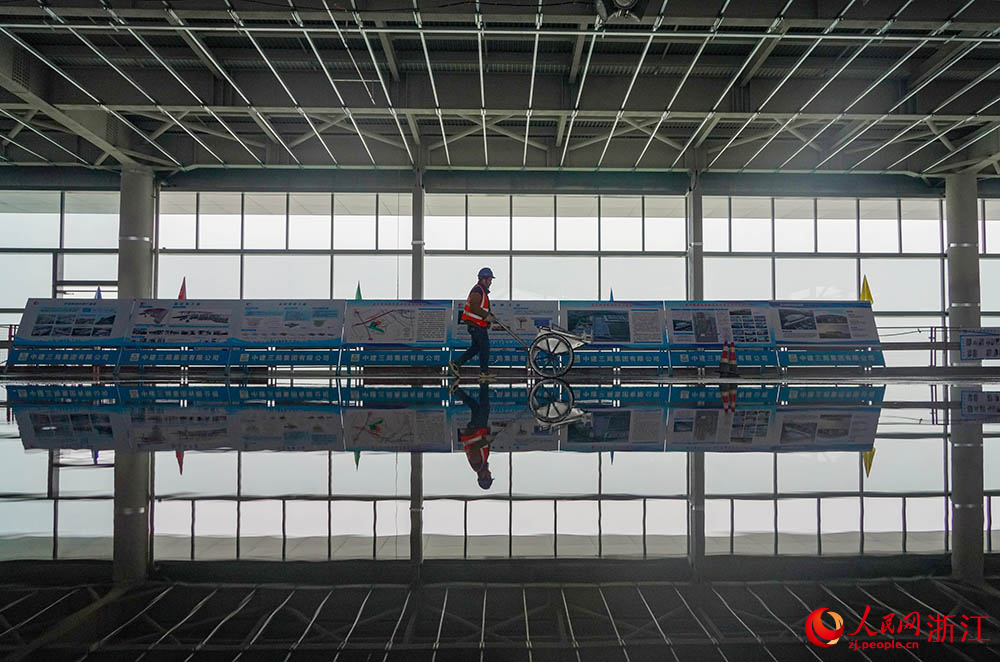 近日，在位于嘉興市秀洲區的嘉興機場項目現場，工人正在有條不紊地忙碌著。人民網 章勇濤攝