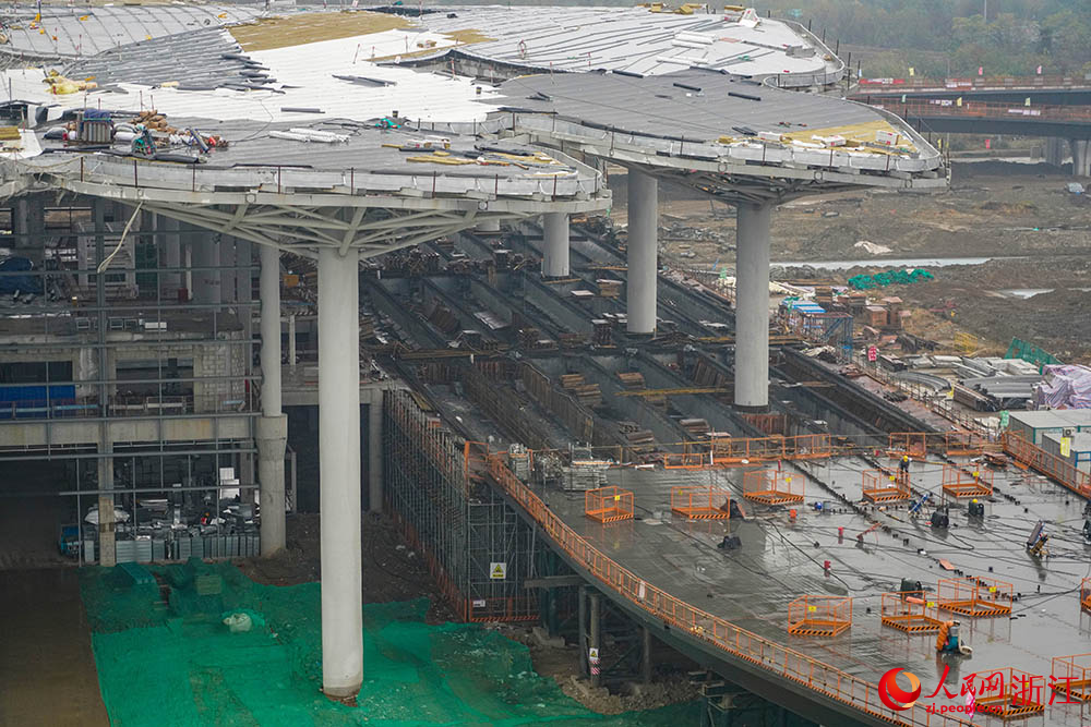 近日，在位于嘉興市秀洲區的嘉興機場項目現場，工人正在有條不紊地忙碌著。人民網 章勇濤攝