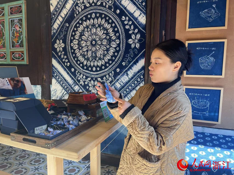 李祖村創客樓沙漠霜向游客介紹自己的扎染作品。人民網記者 王麗瑋攝