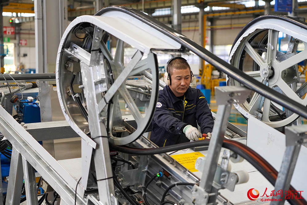 近日，在杭州市上城區多家制造業企業生產線上，工作人員正在有條不紊地趕制訂單。人民網 章勇濤攝