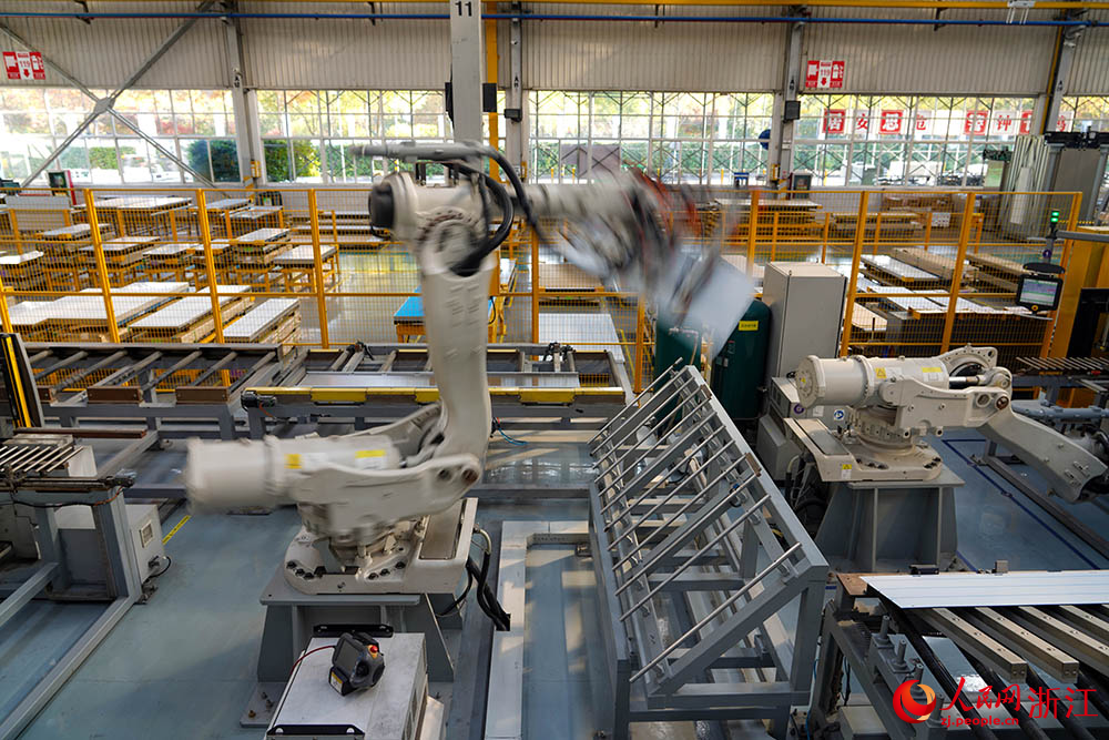 近日，在杭州市上城區多家制造業企業生產線上，機械臂上下飛舞，高效運轉。人民網 章勇濤攝