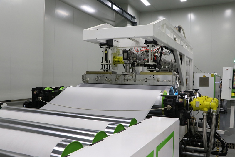 在志晟新材的生產車間，TPU膜生產線正全線開工。蓮都經開區管委會供圖