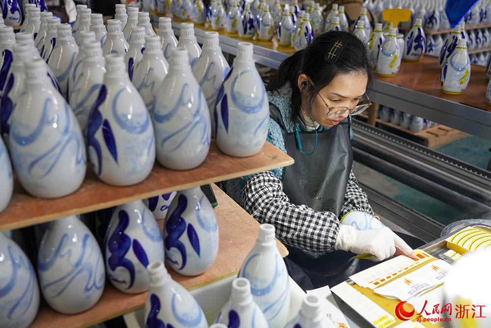 工人在生產線上忙碌著。人民網 章勇濤攝