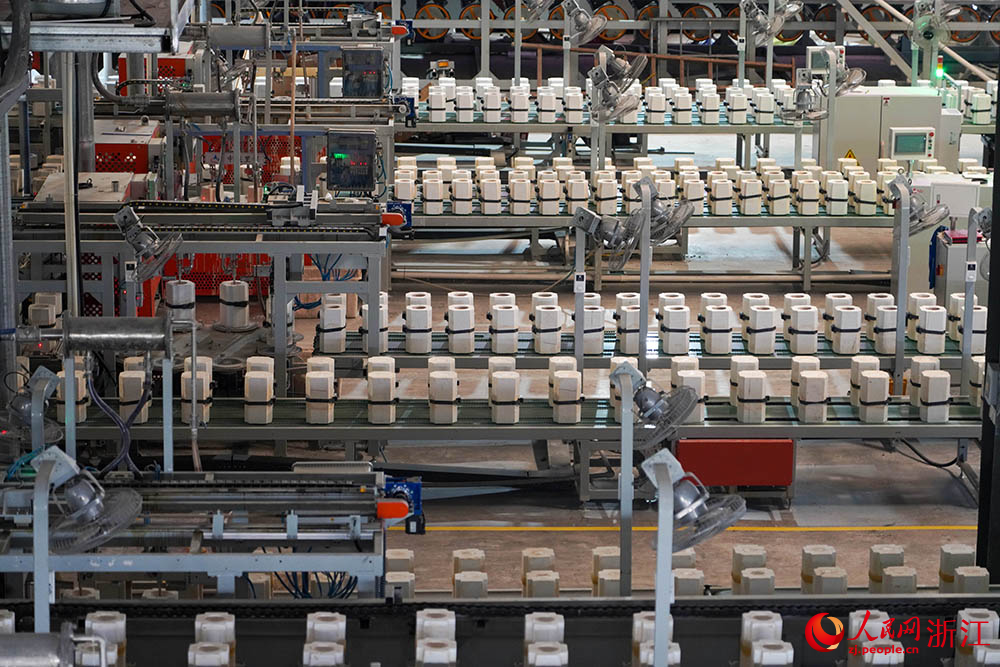 半自動化流水線不停運轉，注漿、上釉、燒成等工序正在一道道標準的生產線上有序進行。人民網 章勇濤攝